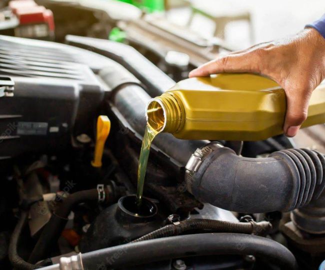 Car Engine Oil गाड़ी में इंजन ऑयल कब बदलना चाहिए, इन बातों से मिलता है